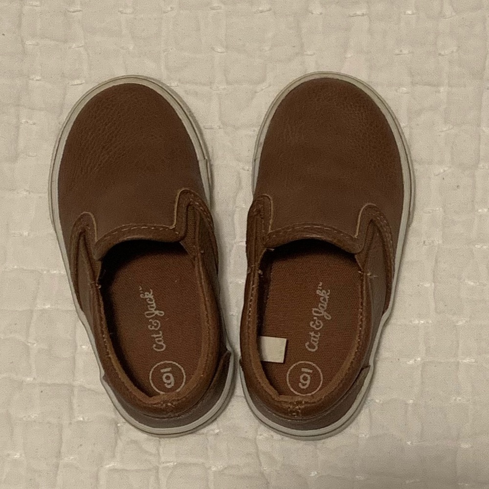 Brown Cat and Jack toddler boy shoes size 6